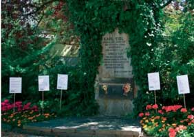 Eibl-Denkmal mit Gedenk-Tafeln