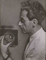 Man Ray mit Kamera